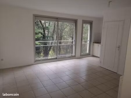 studio très lumineux