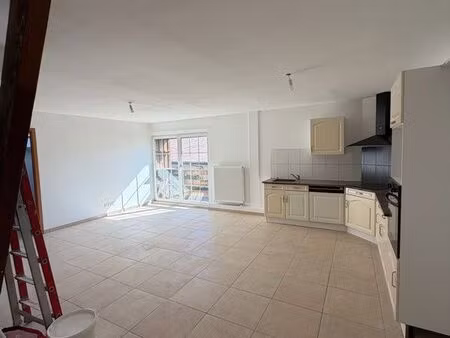 à louer – f2 de 55 m² au 1er étage dans des écuries