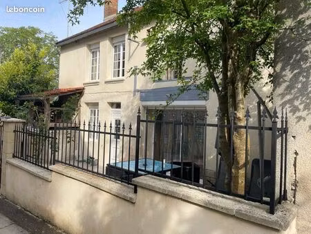 location maison de village