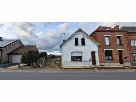 maison d'habitation 3 façades à rénover.