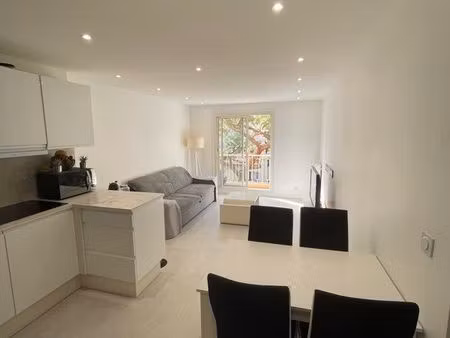 2/3 pièces rénové 49m² / traversant  balcon  box / nice