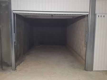 garage / box aux accates