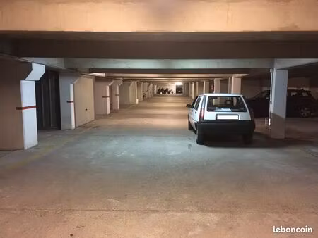 grande place de parking équipée d’une borne électrique / accès pmr