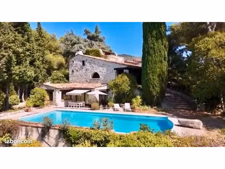 bastide en pierre de caractère avec piscine et vue mer - collines niçoises - 20 mn centre 