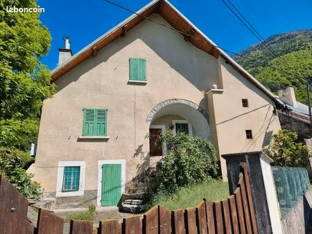 maison ancienne de 280m2 sur un terrain de 2800m2