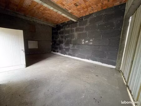 grand garage fermé d’environ 50m2  grande hauteur >3m  idéal pour camping car  stationneme