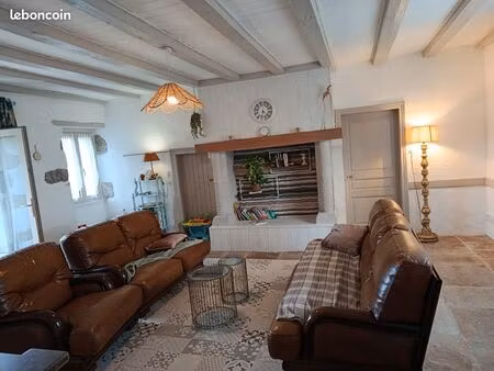 maison en pierre de bourg avec dépendances et jardin