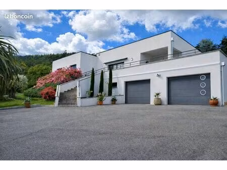 villa 7 pièces 208 m²