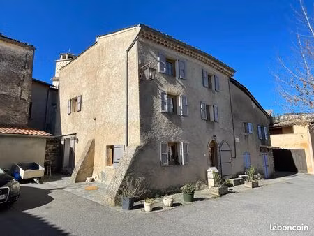 maison atypique du village de ventavon (05)