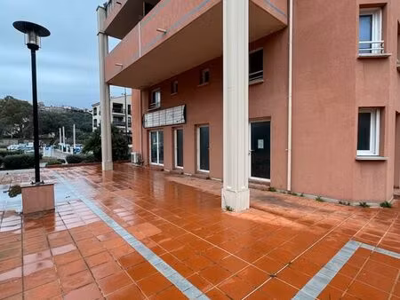 à louer - deux locaux commerciaux nus - résidence récente  proche du port - disponibilité 