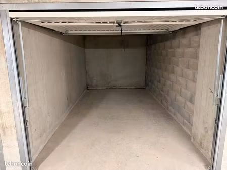 garage fermé en face de la gare - brignais