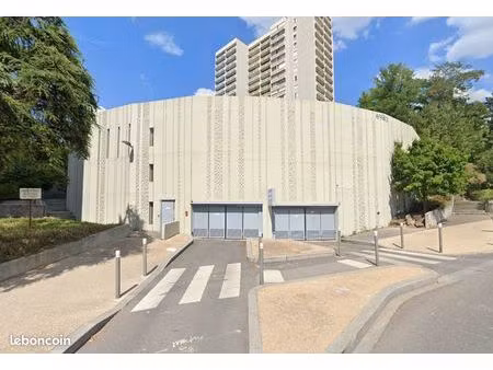 place parking sécurisé et couvert