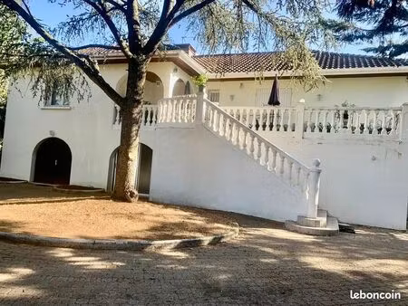 grande maison avec 2 terrains separés  1 a batir ecully