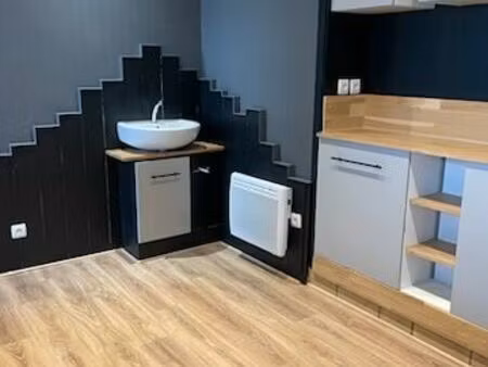 magasin / local commercial / bureau commercial 25 m2 équipé et rénové place du commerce sa