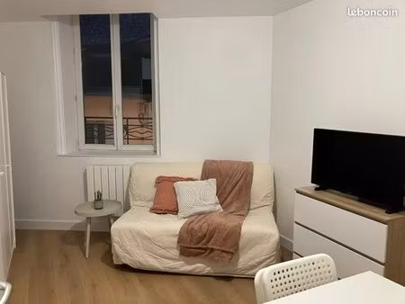 studio meublé tout équipé en plein centre de st genis laval et au pied des commerces et tc