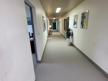 bureaux + stockage (cible : start-up/pme)