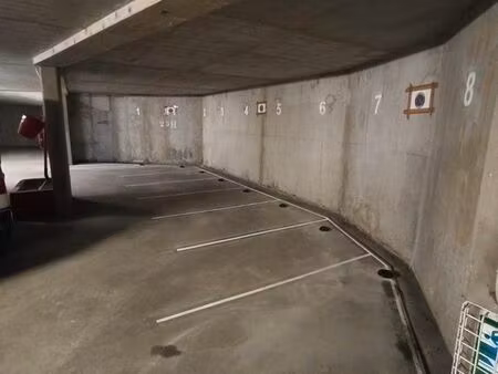 place parking moto/scooter/vélo part-dieu sécurisé avec ancrages