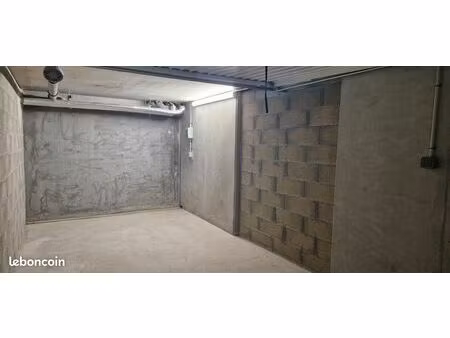 lyon 7 garages avec borne de recharge et éclairage individuel