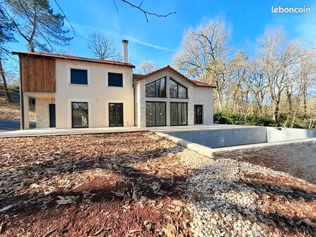 maison contemporaine neuve avec piscine – prestations haut de gamme – ussac