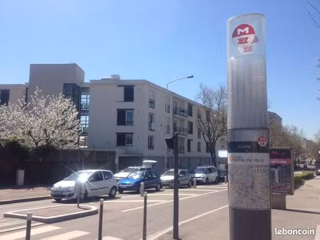 studio meublé avec parking  en face du métro