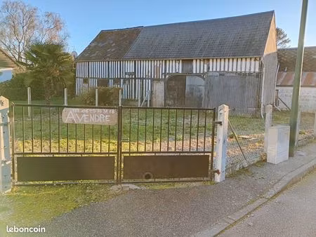 bâtiment et garage avec cour