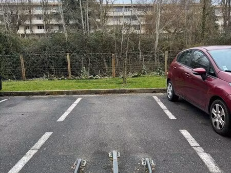 place de parking - résidence du vieux pont