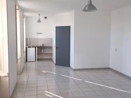 studio 35 m² + place de parking plein centre des essarts en bocage