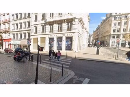 commerce habillement/textile 250 m²