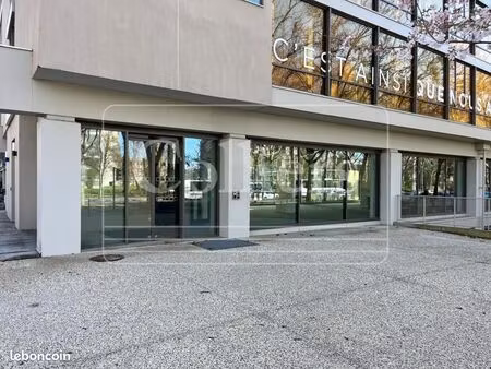 local commercial 305 m²