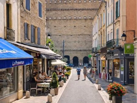 garage fermé 22 m² – centre orange – 50 m théâtre antique