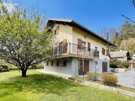 maison 7 pièces 260 m²