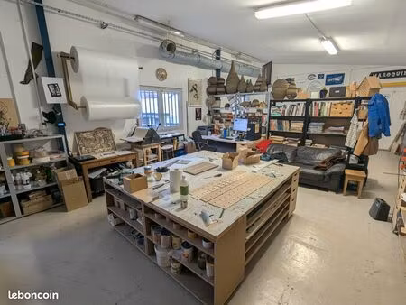 bureau au coeur d'un espace créatif