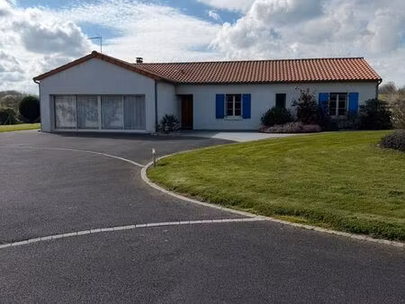 pavillon de plain-pied avec terrain et piscine