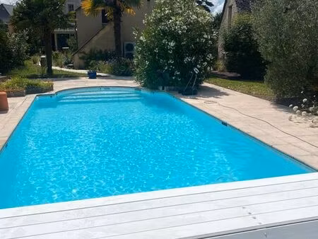 maison individuelle avec piscine sur terrain clos