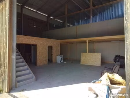 local à usage de stockage et atelier