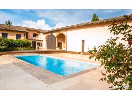ancienne ferme bressane entièrement rénovée  5 8 hect de terrain  piscine
