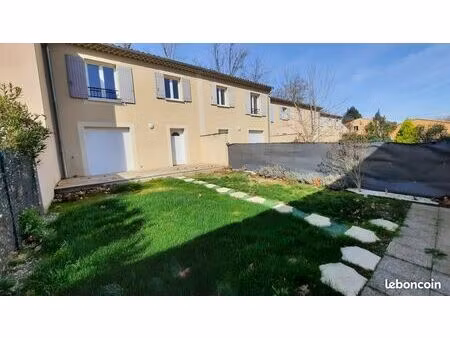 caumont sur durance  proche centre  villa mitoyenne t4 de 84 m2  récente 2016  garage  par