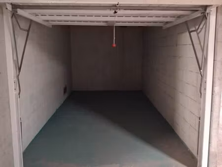 box dans parking sécurisé