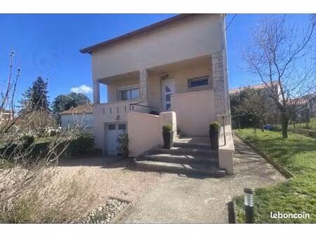 maison individuelle avec piscine et véranda