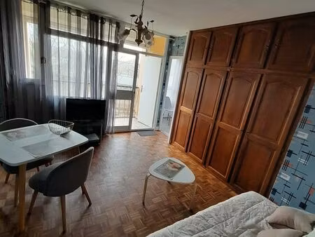 t2 tout équipé et meublé sedan centre ville