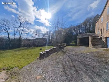 belle propriété avec maison  terrrains et dépendances