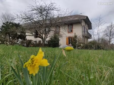 grande ferme savoyarde comprenant un t4  un t2 et 300 m² à réhabiliter sur 12000 m² de ter