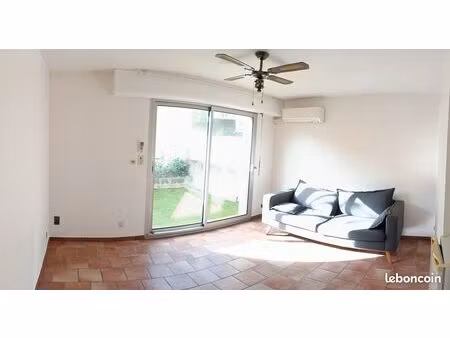 particulier loue studio/t1 non meublé de 24 m² avec terrasse de 18 m² à sanary  quartier p