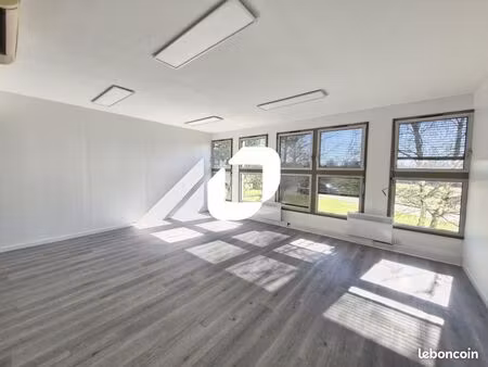 bureau 147 m²