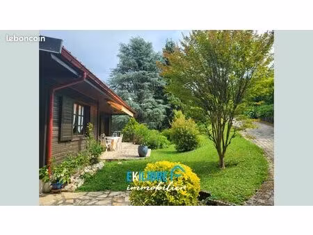 maison avec grand terrain et ruisseau en contre-bas