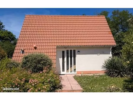 maison  100 m2  sur parc avec piscine  tennis  etc