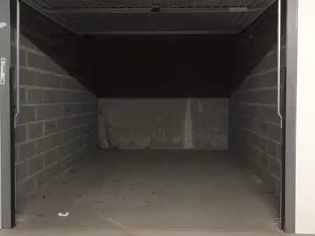 box  garage fermé libre de suite