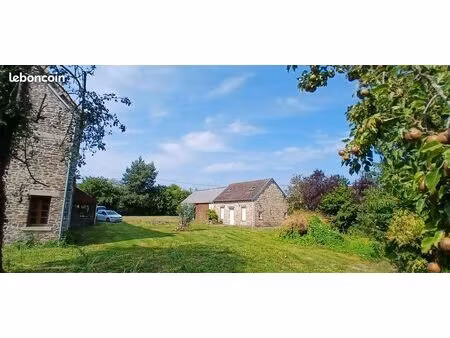 ensemble de deux maisons en pierre