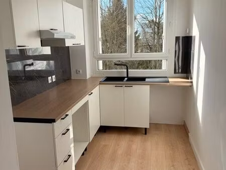 grand t4 lumineux avec balcon  parking et cave