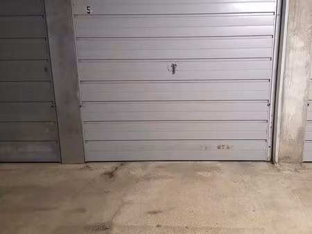 garage box fermé 14 m2 environ